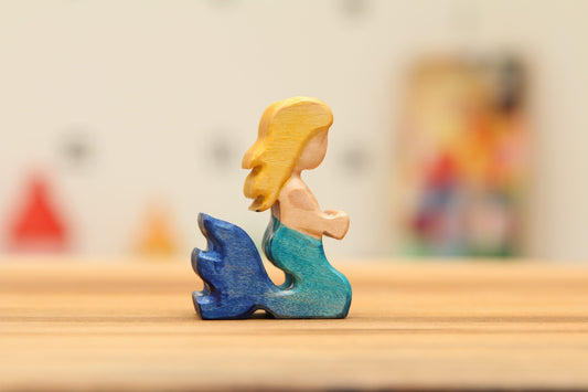 Kneeling Mermaid with Blond hair and blue/blue tail