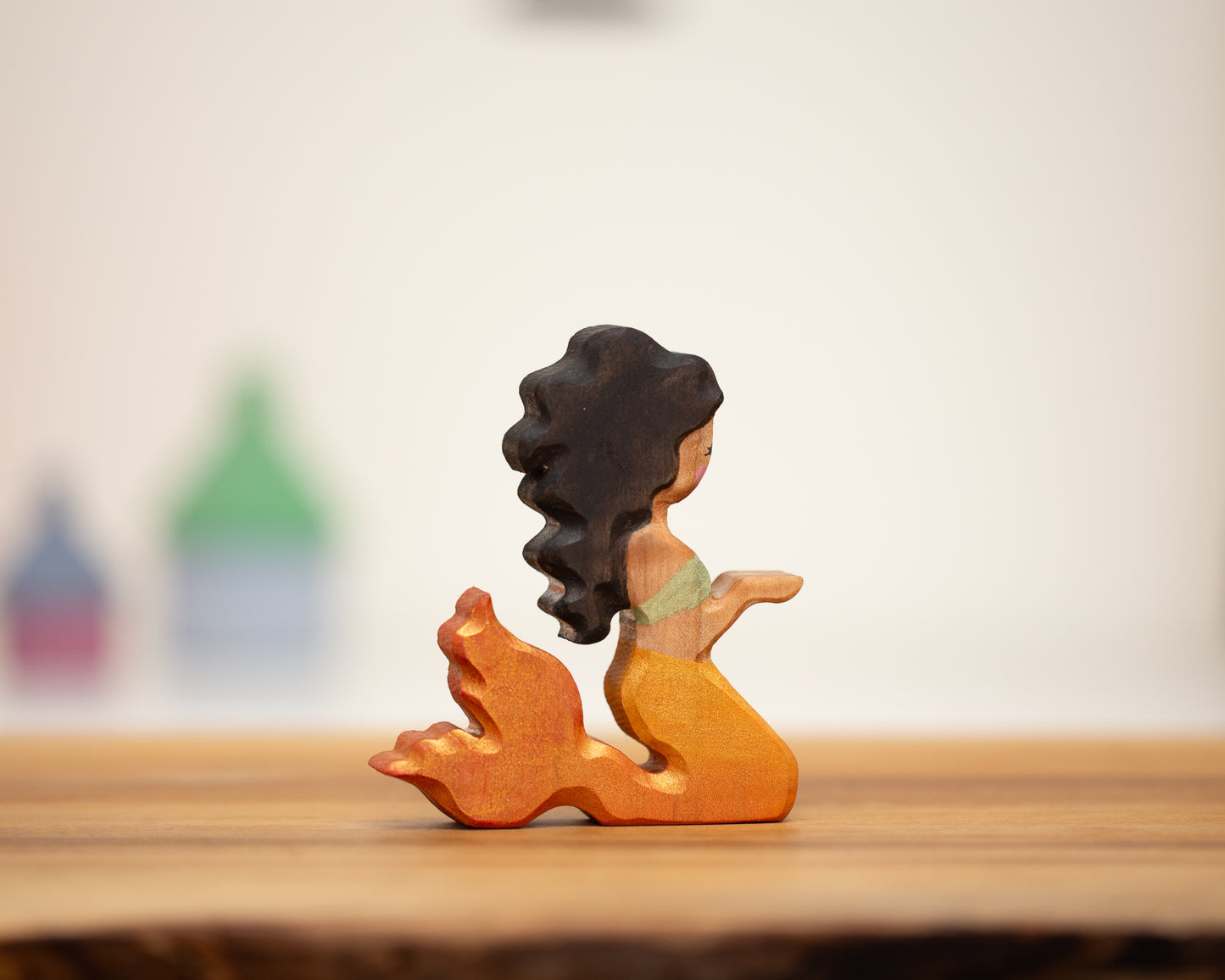Adult kneeling mermaid orange/orange with black hair