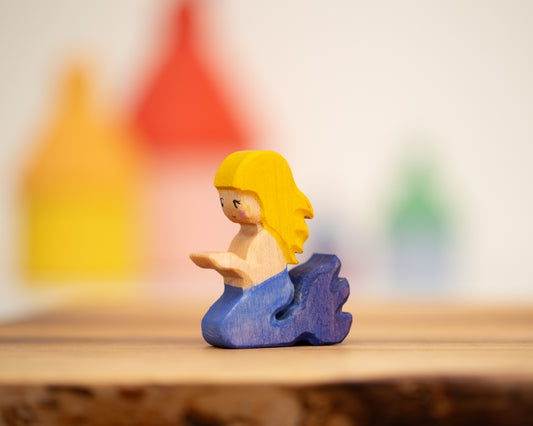 Kneeling blue/blue mermaid with blind hair