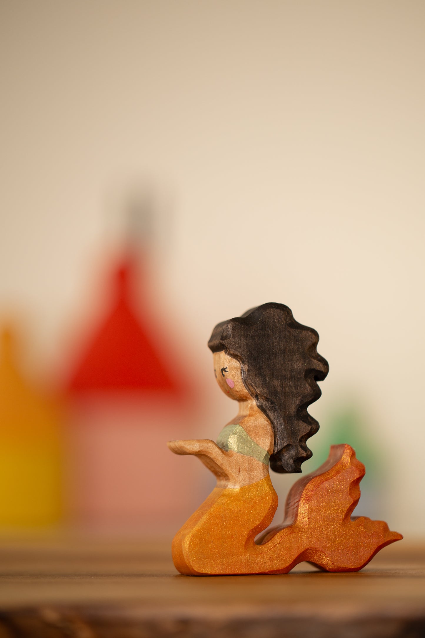 Adult kneeling mermaid orange/orange with black hair